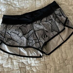 Lululemon Speed Up Short size 6. Inseam 2.5”